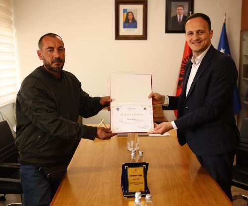 Kryetari i Gjilanit nderon me mirënjohje qytetarin që shpëtoi gruan nga Liqeni i Livoçit [video]