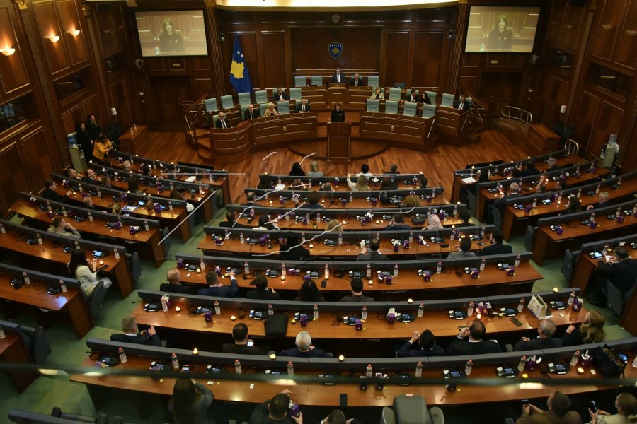 Deputetët ndezin qirinj për të mbijetuarit e dhunës seksuale të luftës