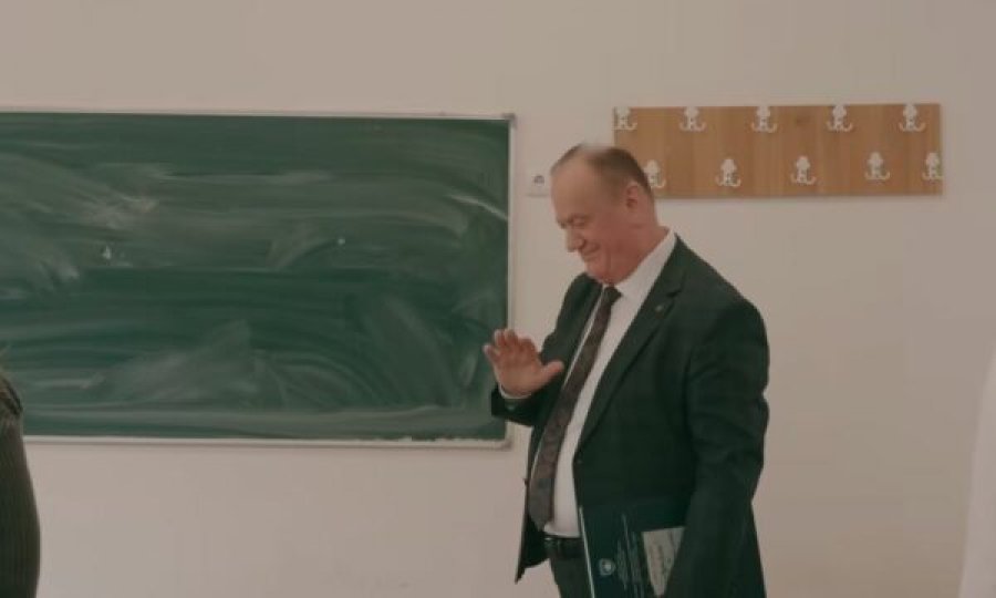 Pensionohet Mahmut Ferati  i thotë lamtumirë profesionit të jetës me këngë emocionuese