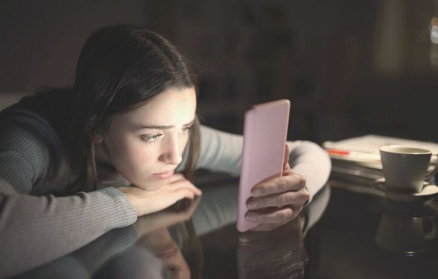 Drita e kaltër nga ekranet ka më pak ndikim në gjumë