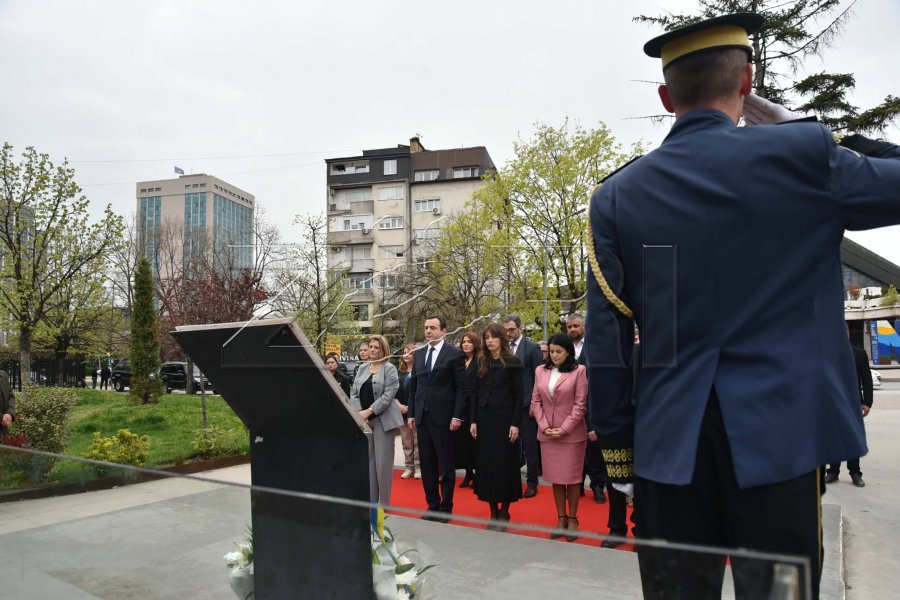 Homazhe te memoriali  Heroinat  në Ditën e të Mbijetuarve të Dhunës Seksuale në Kosovë
