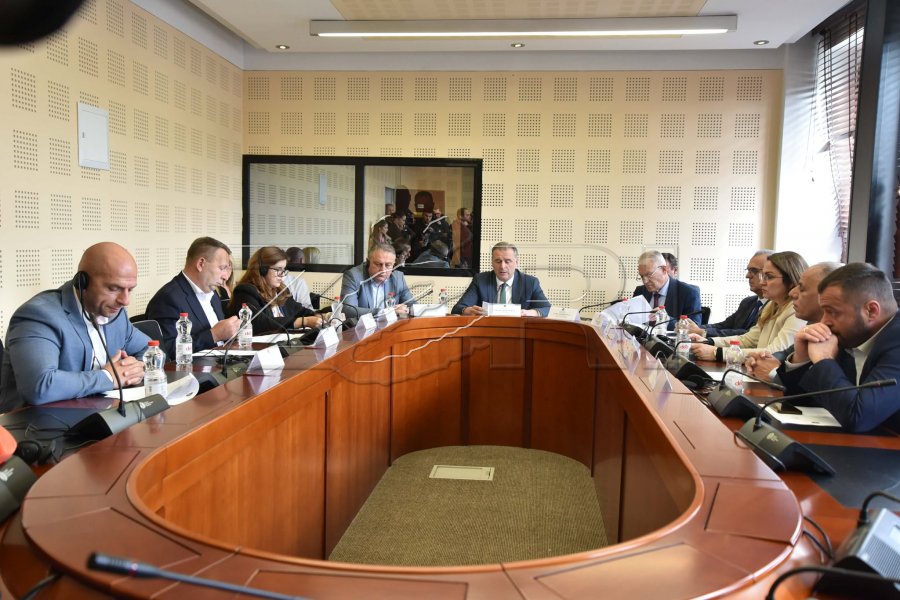 Deputetët flasin për arritjet e Ushtrisë së Kosovës  Simiqi e lëshon mbledhjen