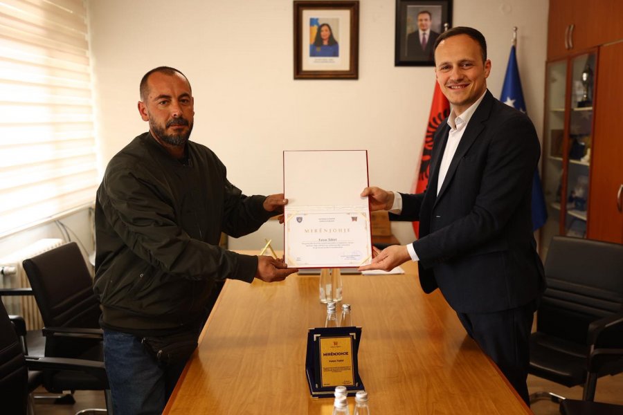 Kryetari i Gjilanit nderon me mirënjohje qytetarin që shpëtoi një grua nga liqeni i Livoçit [video]