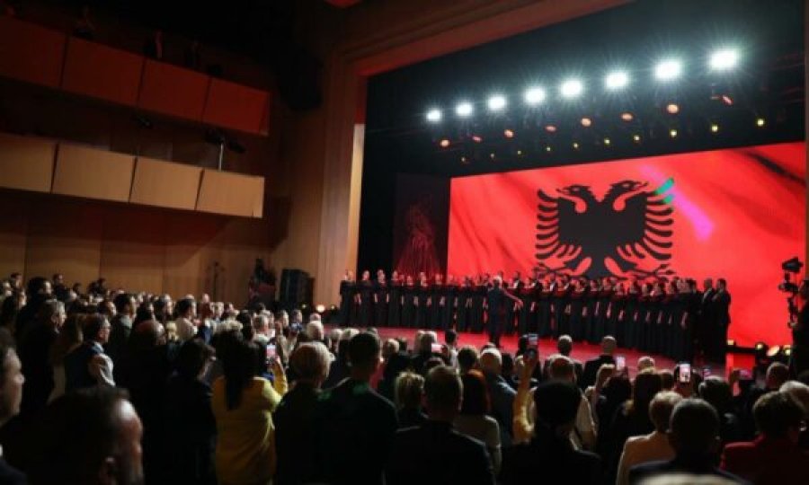 Rama ndan pamje nga Samiti IV i Diasporës në Tiranë