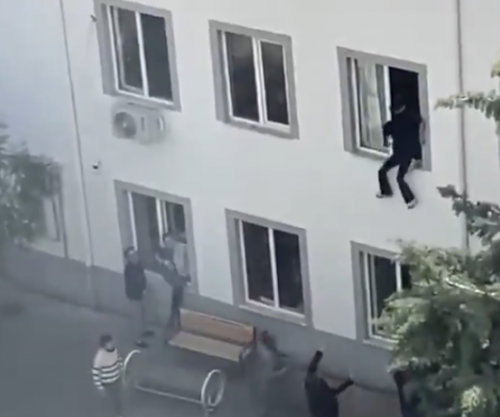 Pamje dramatike në Turqi, nxënësit hidhen nga dritaret pas sulmit në shkollë – katër viktima [video]