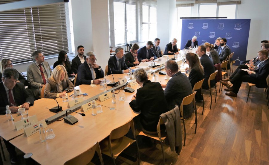 Kryenegociatori i ri i Kosovës takohet me shefat e misioneve të shteteve BE së në Prishtinë