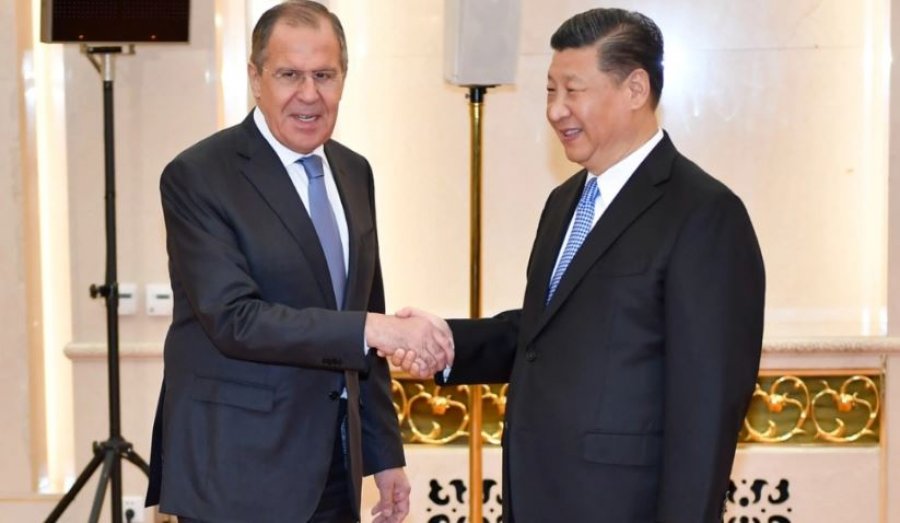 Xi Jinping pret Sergei Lavrovin në Pekin, fokusi në Lindjen e Mesme dhe bashkëpunimi dypalësh [video]