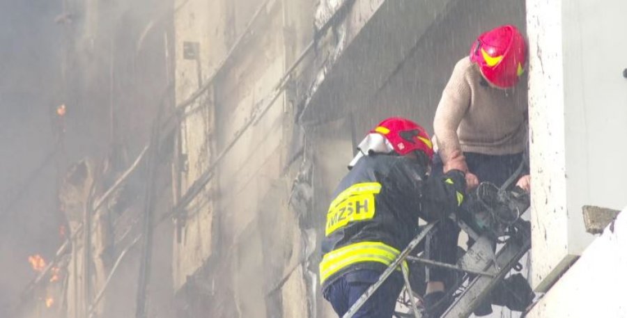 Flet zjarrfikësi që shpëtoi një grua nga ndërtesa në Tiranë  Më tha më lër të digjem