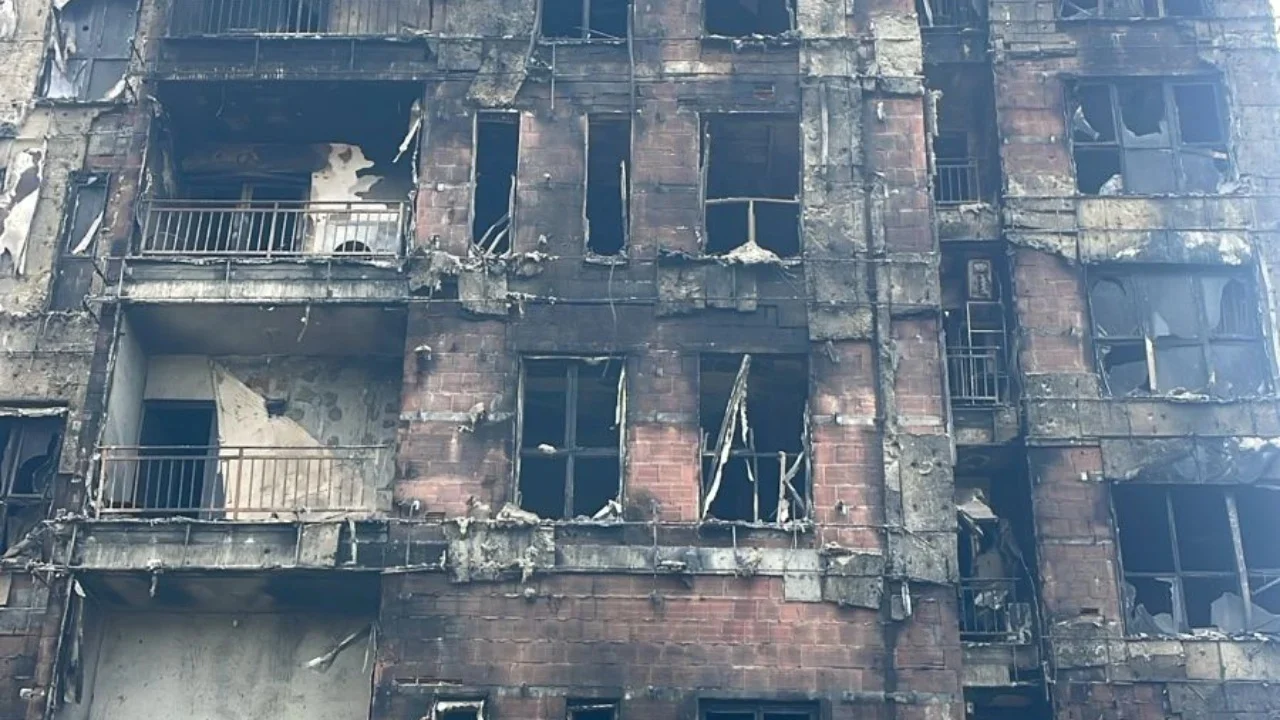 Zjarri te ndërtesa në Tiranë  çfarë zbuluan kamerat e sigurisë 