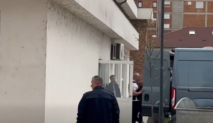 Trupat e tri viktimave nga Malisheva dërgohen në Institutin e Mjekësisë Ligjore  video 