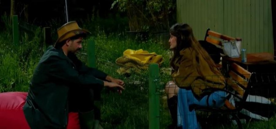 Romanca në Ferma VIP  tronditet  pas puthjes  Indri tërhiqet teksa Vanesa merr vendimin për të dashurin jashtë  video 