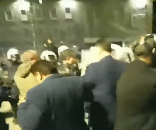 Molotov dhe fishekzjarre drejt Kryeministrisë në Shqipëri, policia ndërhyn menjëherë