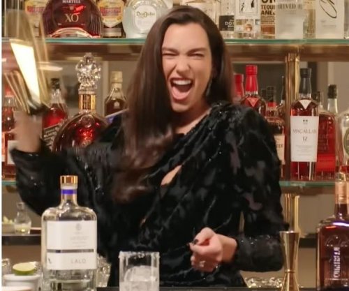 Dua Lipa kombinon koktejet me këngët e saj të preferuara