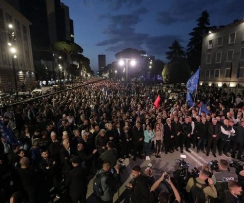  Protesta e 131-të në Tiranë zhvendoset para Kuvendit kundër reformës territorial