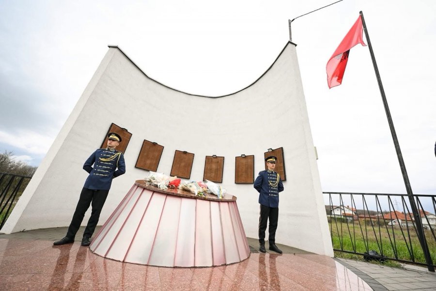 Kurti përkujton masakrën në Poklek  Drejtësia për viktimat mbetet kërkesë e pandërprerë