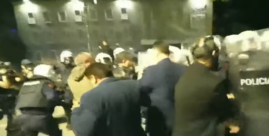 Molotov dhe fishekzjarre drejt Kryeministrisë në Shqipëri, policia ndërhyn menjëherë