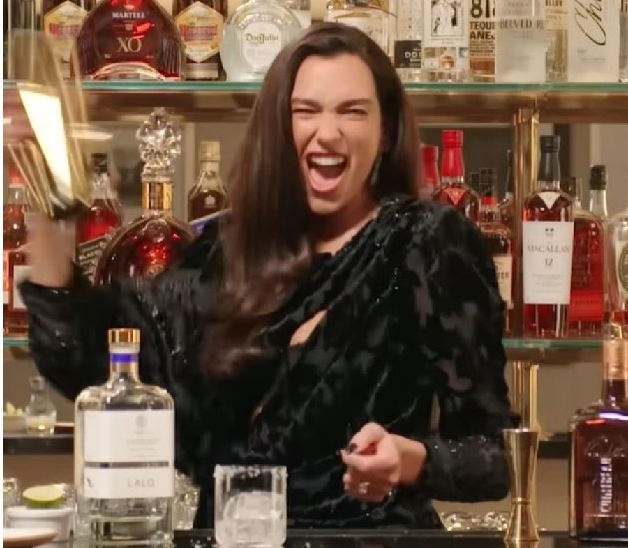 Dua Lipa kombinon koktejet me këngët e saj të preferuara