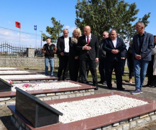 Haradinaj nderon martirët e 18 prillit, kujton krimet dhe sakrificat