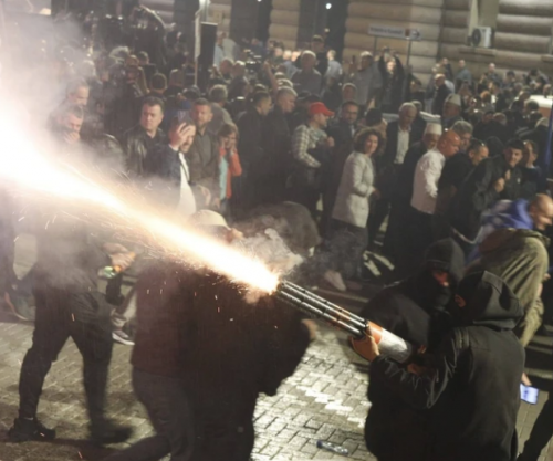 22 të shoqëruar, molotov, gaz lotsjellës e përplasje fizike – Bilanci i protestës së opozitës në Shqipëri