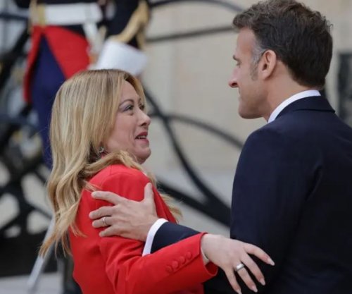 Macroni dhe Meloni përshëndeten me puthje dhe përqafim, video bëhet virale [video]