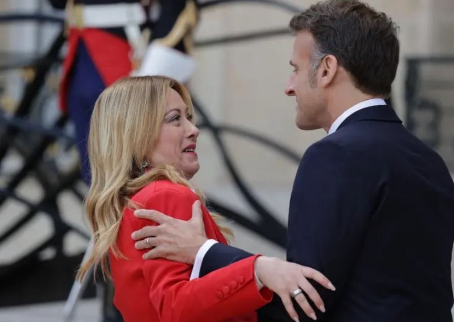 macroni-dhe-meloni-pershendeten-me-puthje-dhe-perqafim-video-behet-virale-video