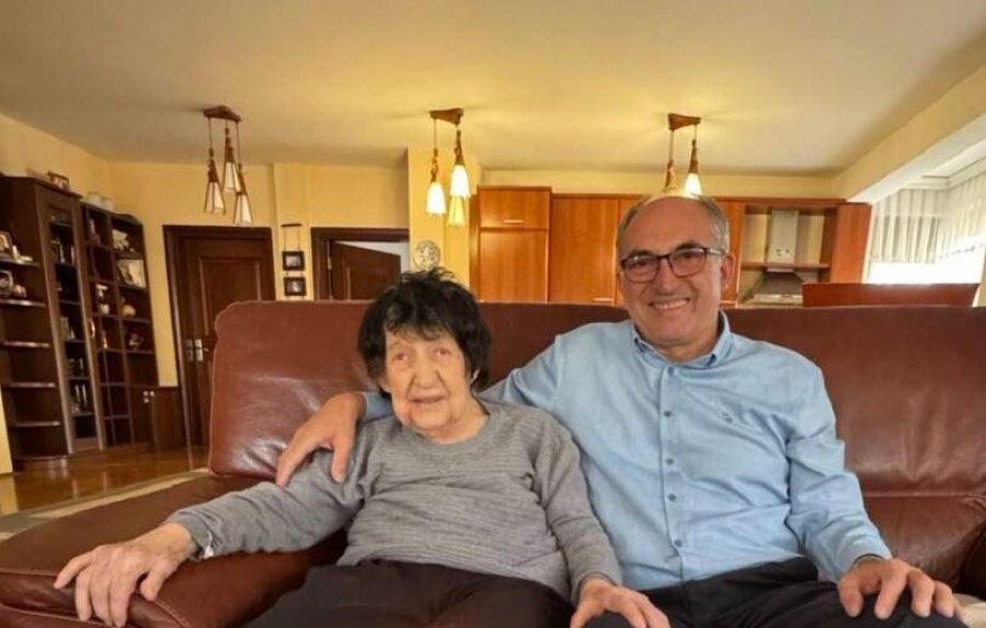 Shaqir Totajt i vdes nëna  Nuk paska moment më të vështirë se të mbetesh pa nanë