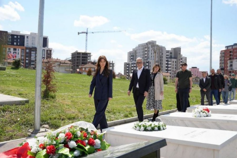 Haxhiu bën homazhe te Varrezat e Dëshmorëve në Velani