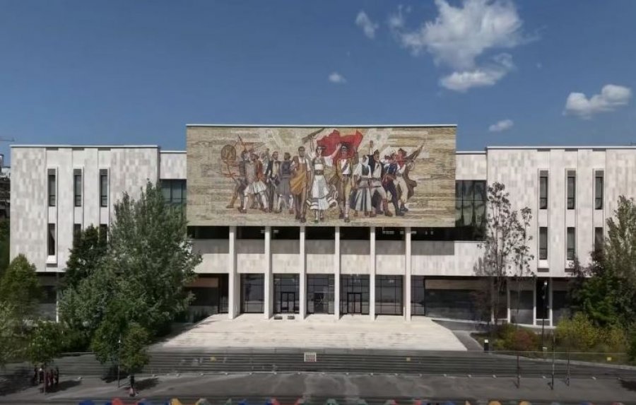Tiranë  zbulohet fasada e Muzeut Historik Kombëtar pas restaurimit të plotë