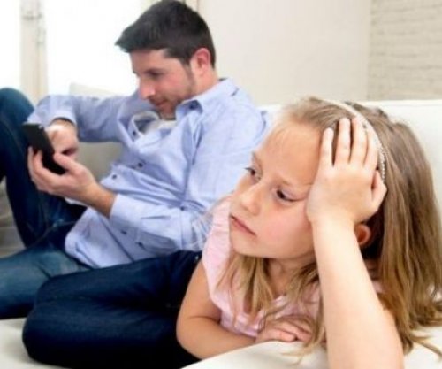 Varësia teknologjike e prindërve ndikon te fëmijët
