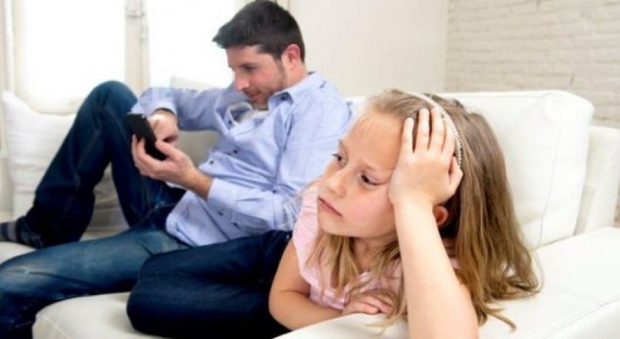 Varësia teknologjike e prindërve ndikon te fëmijët
