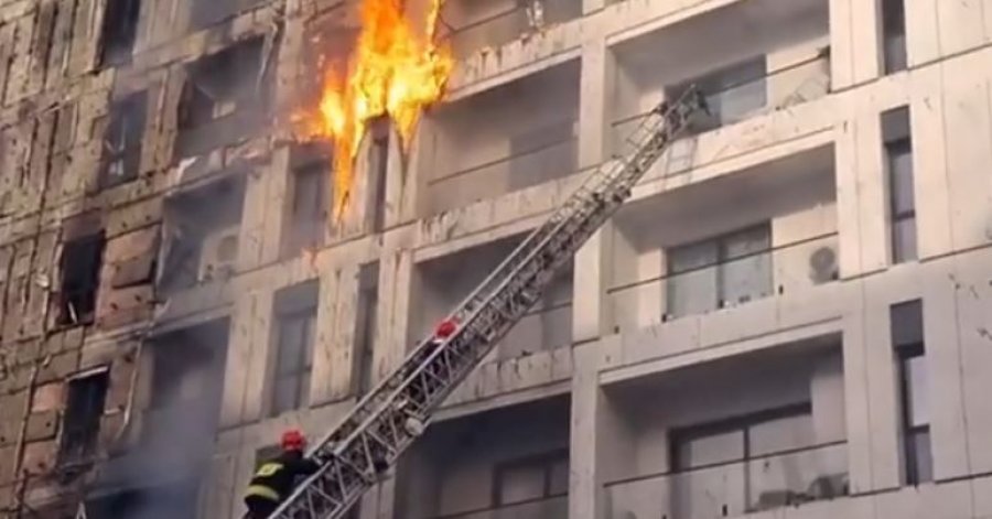 Momentet e para kur nisën flakët në pallatin që u shkrumbua [video]