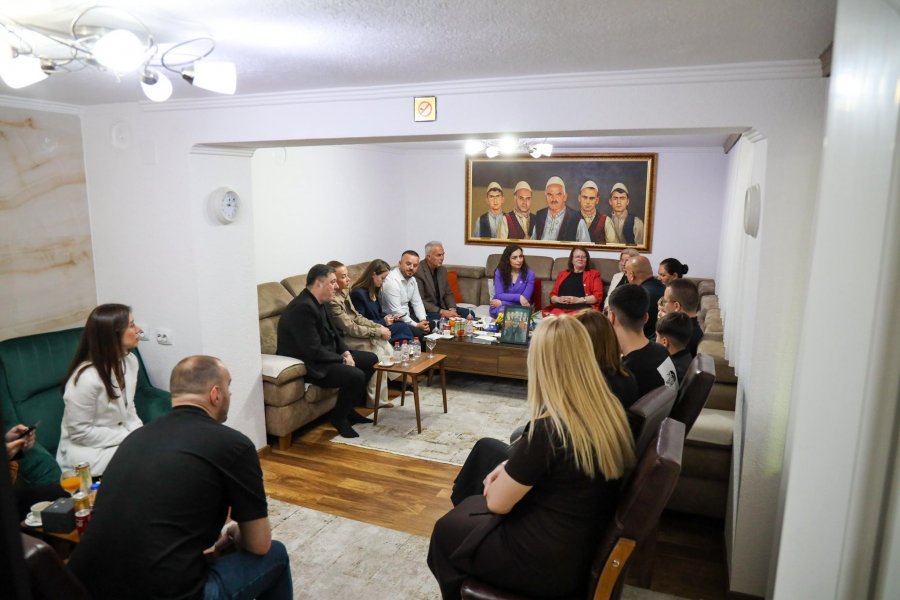 Osmani në vizitë te familja e Zejnepe Gashit  Sakrifica e tyre mbetet amanet për një shtet ku jeta mbrohet gjithmonë