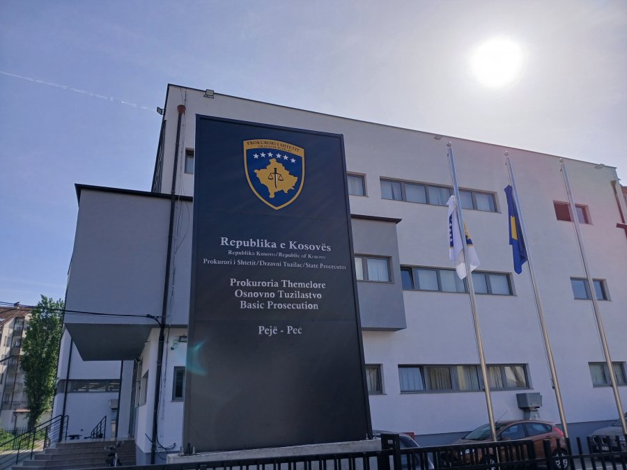 Tentoi ta vrasë babanë me sëpatë në Isniq, aktakuzë ndaj të pandehurit