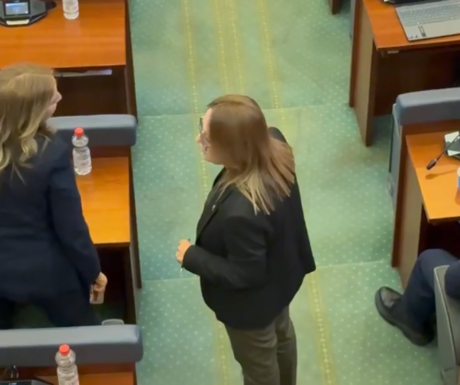 Tension në Kuvend  Haxhiu Bajramit  Për çka po i afrohesh deputetit  ulu në vend