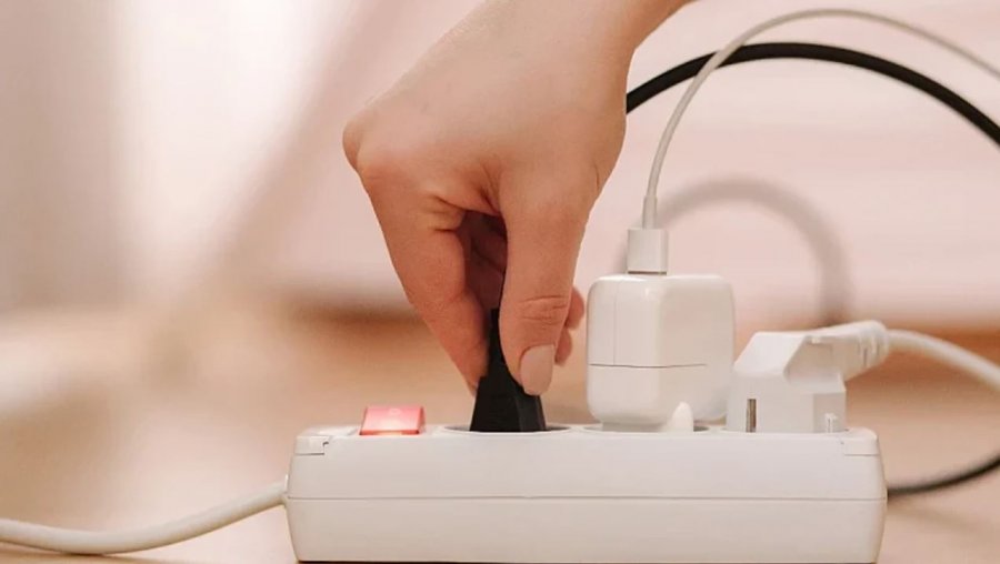 Nuk duhet t’i lidhni kurrë këto pajisje shtëpiake në një kabllo zgjatuese