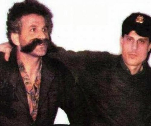 Endriti publikon foton e Thaçit krah Adem Jasharit