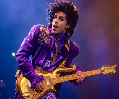 Dhjetë vjet pa “gjeniun e purpurt”, bota kujton legjendën e muzikës Prince