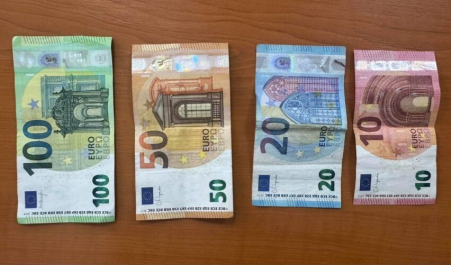 Nxënësi 15-vjeçar dorëzon në polici paratë e gjetura në rrugë