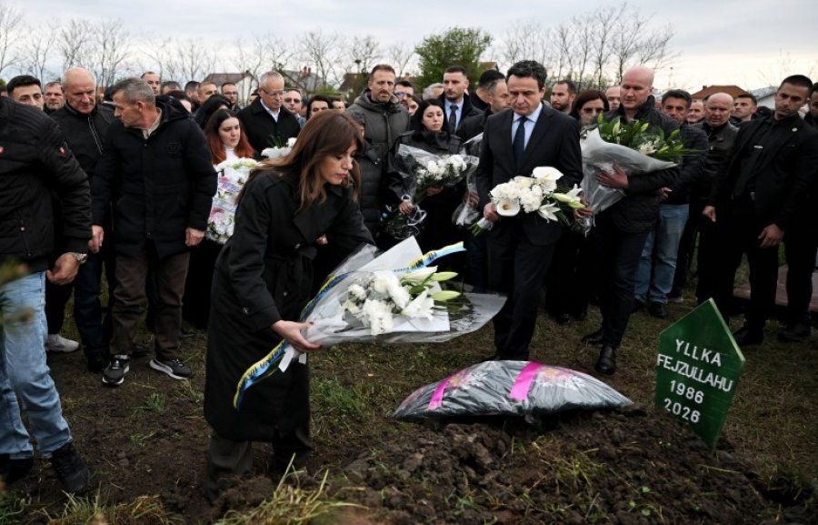 Kurti merr pjesë në varrimin e Yllka Fejzullahut  e cilëson humbje të madhe