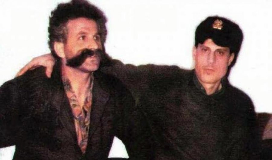 Endriti publikon foton e Thaçit krah Adem Jasharit