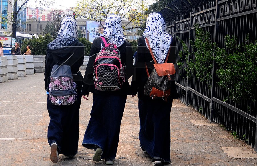 Vendosja e shamisë në shkolla  Korenica  S ka shtet të dytë si Kosova me shumicë myslimane që ka kaq shumë masa të rrepta