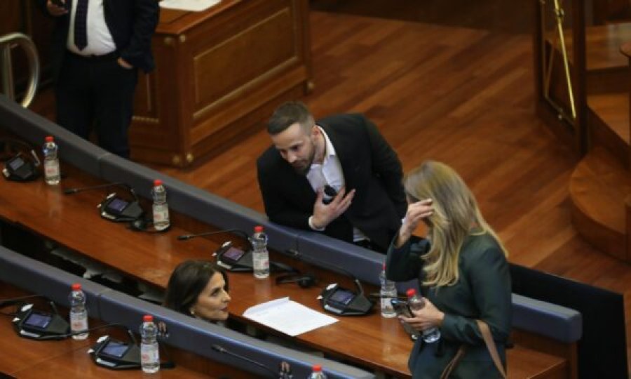 Pasi e ofendoi rëndë, Fatos Geci tenton t’i flasë Vlora Çitakut – ajo e injoron [video]