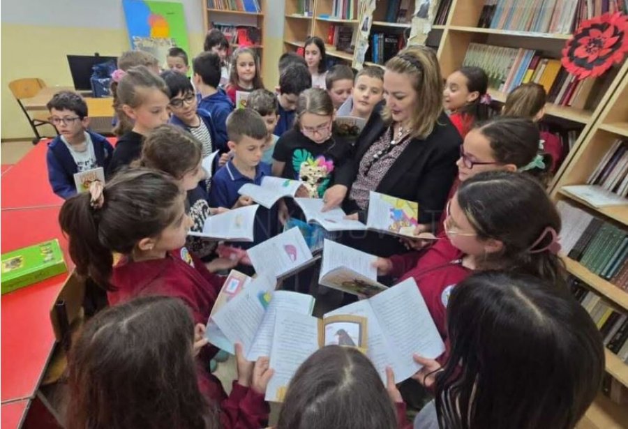 Dita Ndërkombëtare  Nxënësit e shkollës  Pavarësia  dhurojnë libra për bibliotekën e tyre