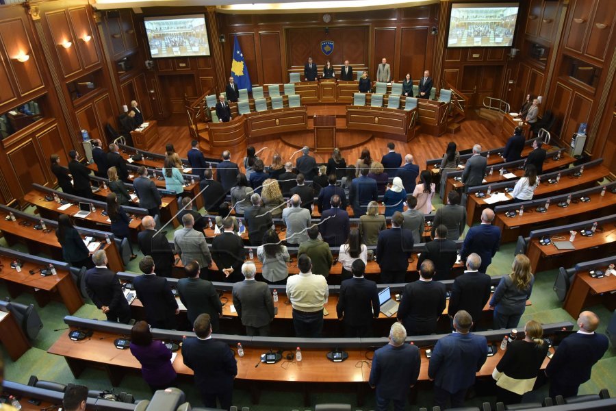 Kuvendi mban një minutë heshtje për Rexhep Qosjen