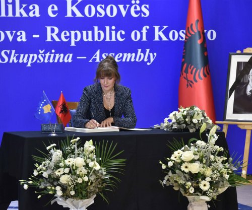 Jahjaga shkruan në Librin e zisë, në nderim të akademikut Rexhep Qosja