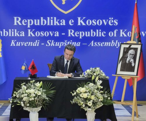 Homazhet në Kuvend për Qosjen, Kurti nderon akademikun