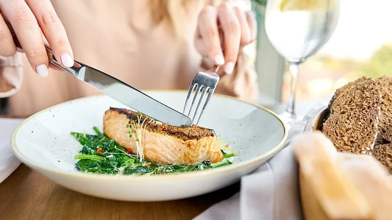 Çfarë i ndodh trurit tuaj kur hani peshk rregullisht?