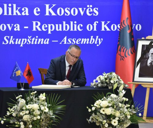 Deputetët e PDK-së bëjnë homazhe në nderim të akademikut Rexhep Qosja