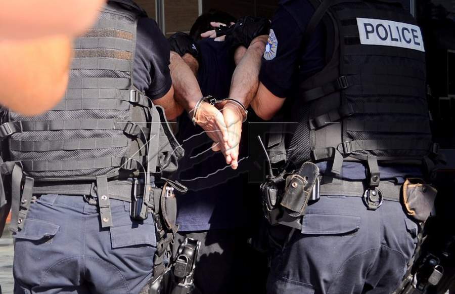 Policia arreston dy persona të kërkuar nga INTERPOL i për kontrabandë migrantësh dhe mashtrim