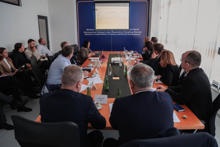 kusari-lila-murati-dhe-muja-takohen-me-perfaqesuesit-e-shoqates-se-prodhuesve-te-qumeshtit